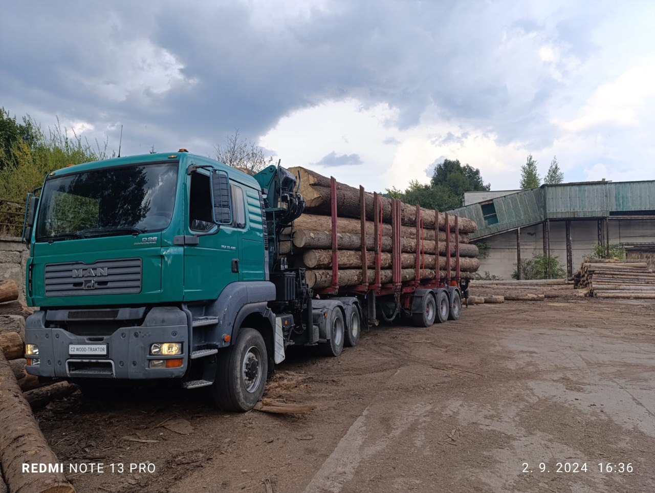 Kamión MAN s návesom plne naložený drevom, dlhé vzdialenosti doprava dreva